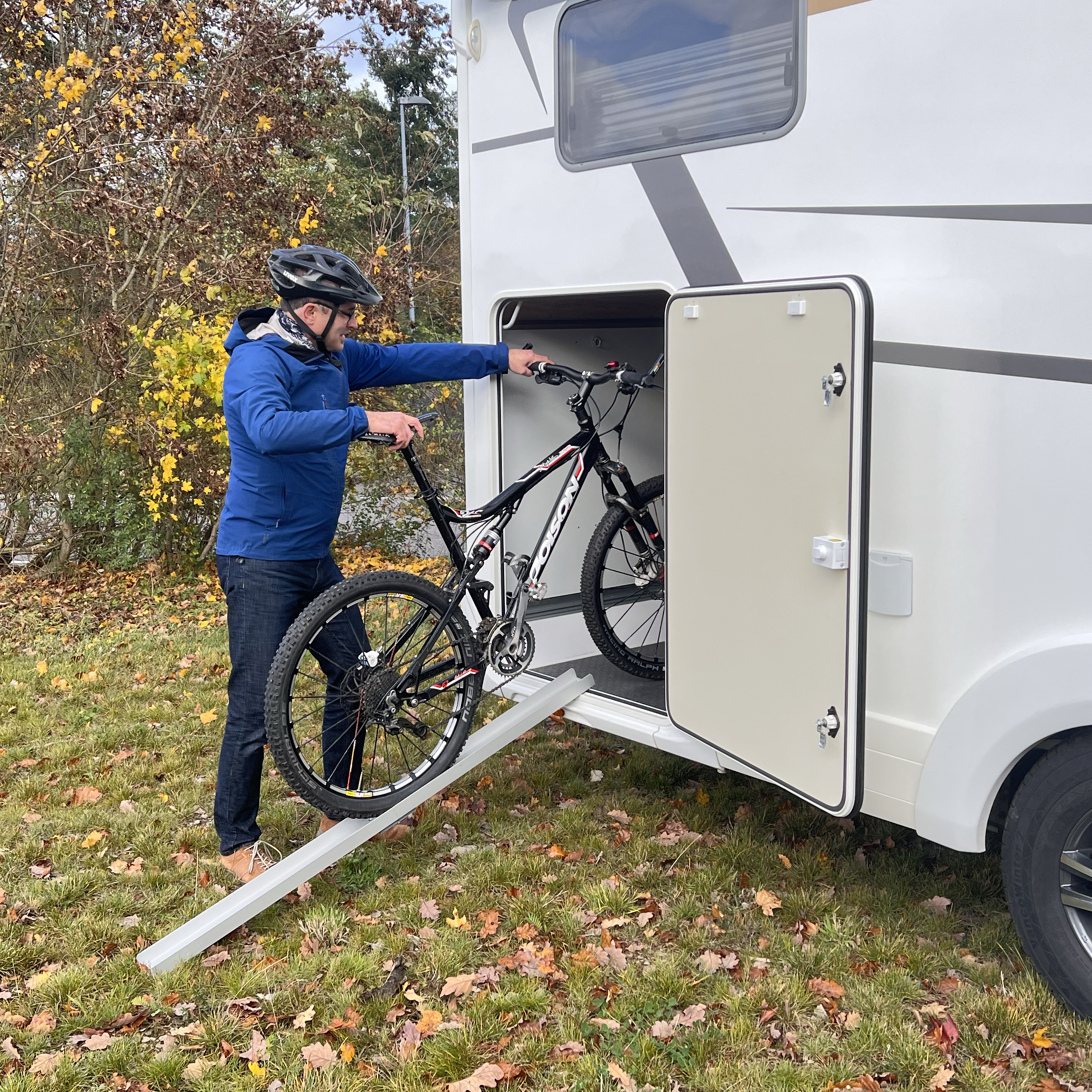Fahrrad auf einer Auffahrrampe für Wohnmobile