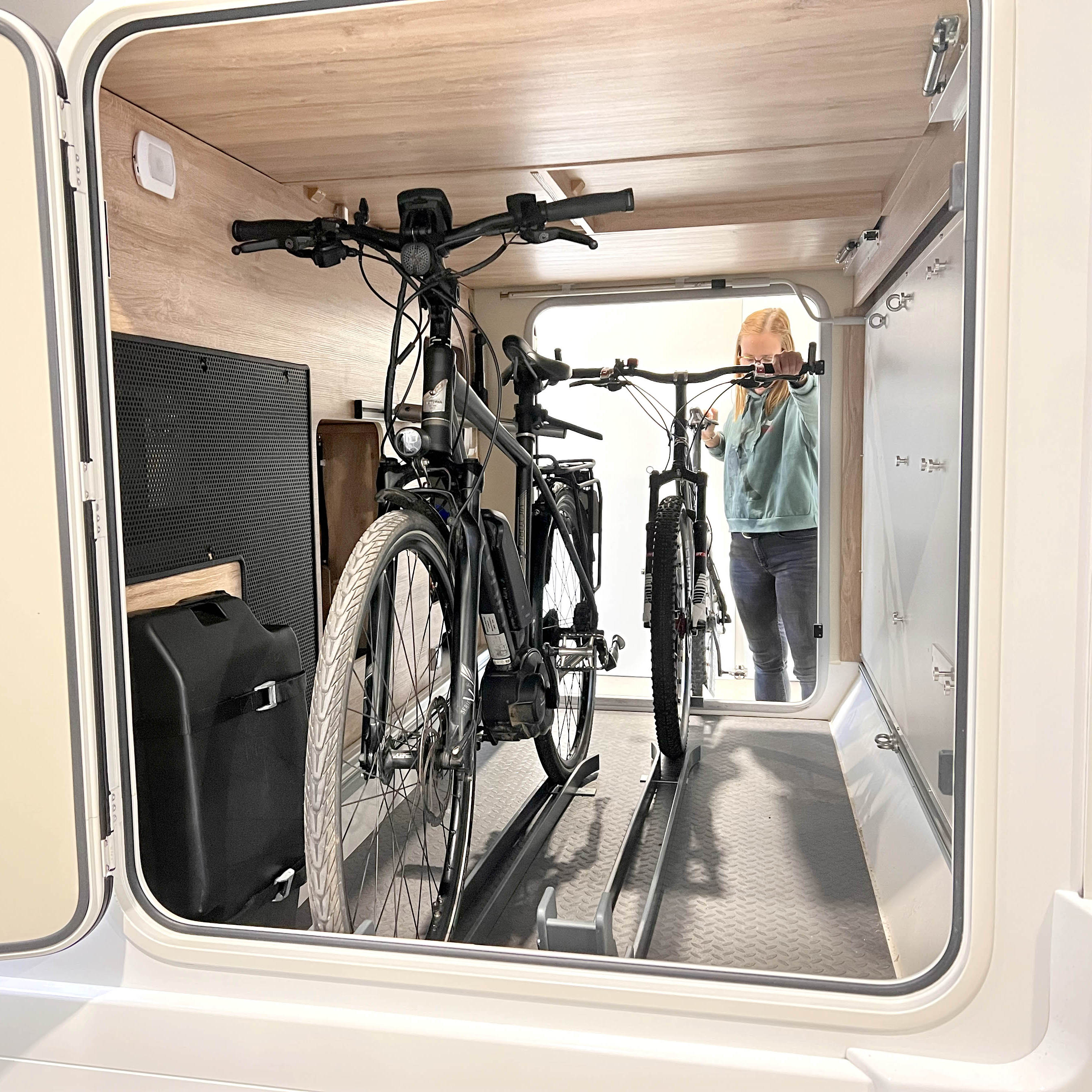 Fahrräder in der Garage eines Wohnmobils