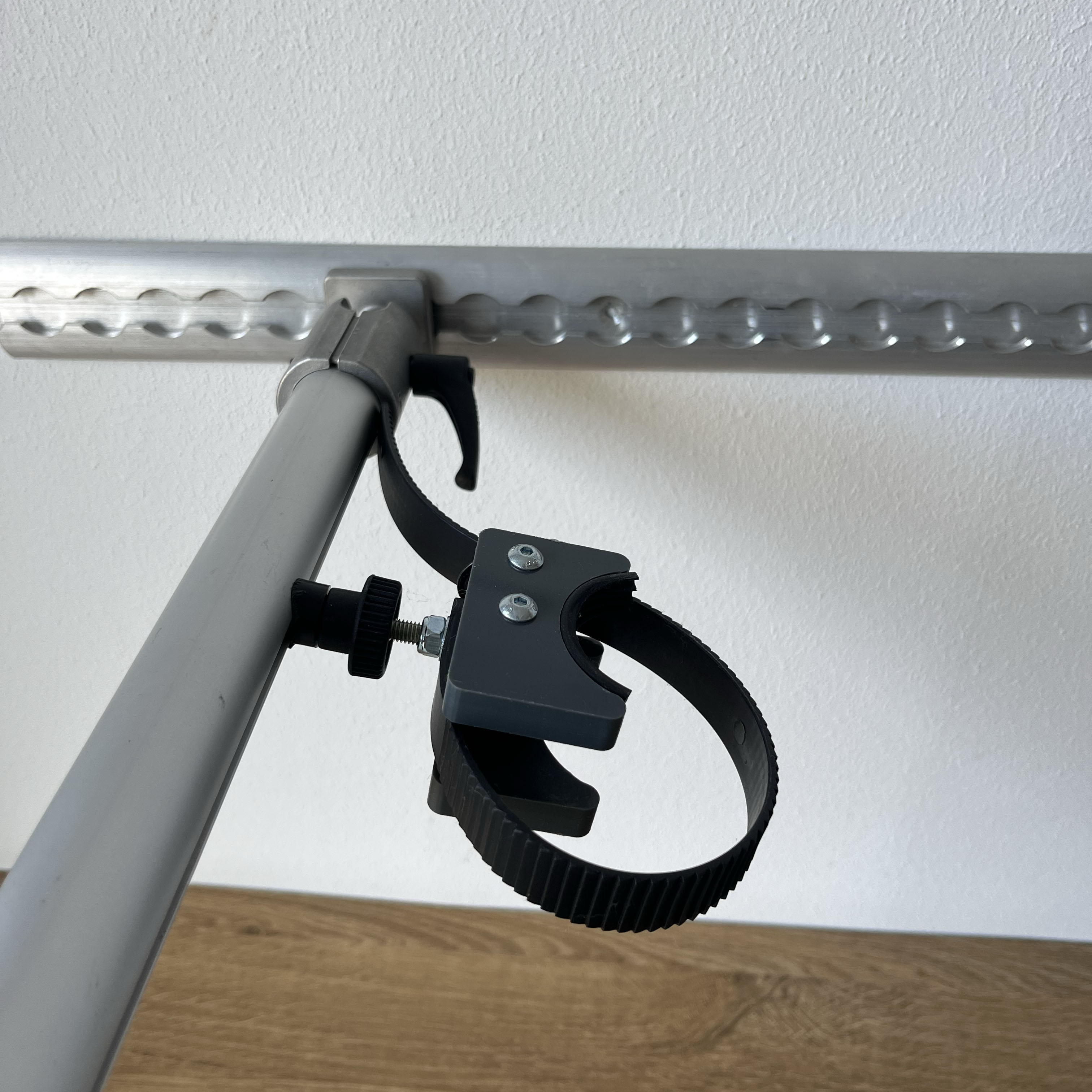 Stange des Kugelgelenks befestigt in einer Schiene